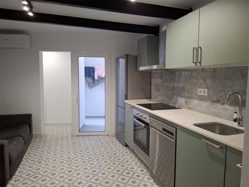 Cocina reformada en Barcelona, con muebles y paredes nuevas