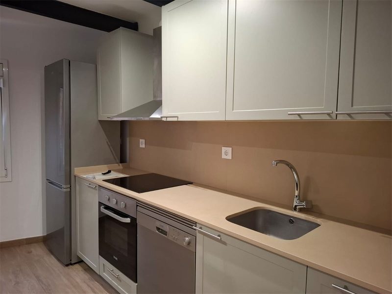 Cocina reformada en Barcelona con muebles nuevos