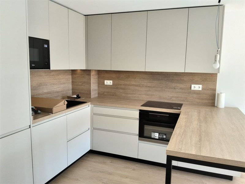 Cocina reformada en Sabadell, en blanco y madera