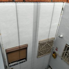 Detalle del patio de comunidad reformado en Barcelona