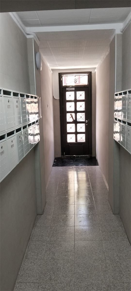 Portal de comunidad reformado en L'Hospitalet, con buzones nuevos
