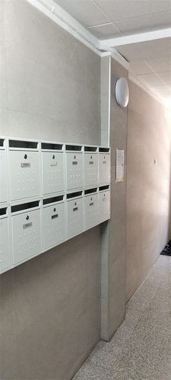 Buzones nuevos en el portal de una comunidad en L'Hospitalet