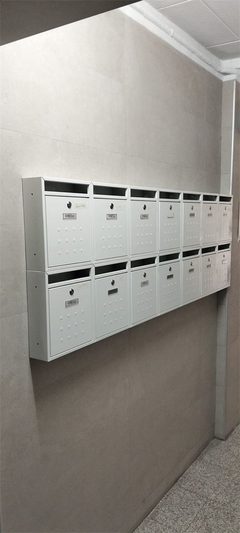 Detalle del portal reformado en L'Hospitalet