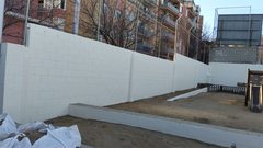 Muro exterior recién pintado en un centro escolar de Barcelona