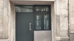 Puerta de acceso reformada en un edificio de Barcelona