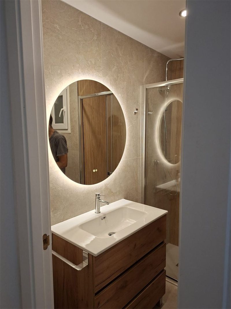 Baño reformado en Blanes con mampara y muebles nuevos