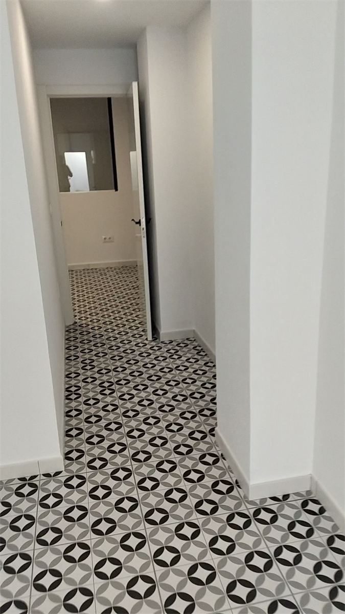 Reforma integral en Barcelona: pasillo con suelo de estilo hidráulico