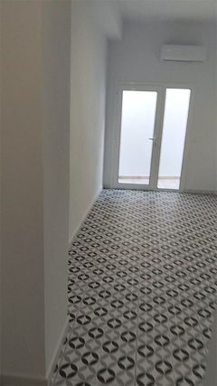 Reforma integral en Barcelona: habitación con suelo de estilo hidráulico