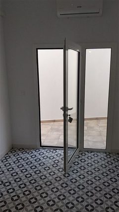 Reforma integral en Barcelona: salida a balcón con suelo de estilo hidráulico