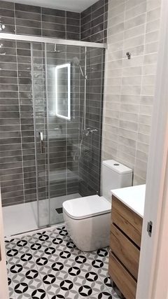 Reforma integral en Barcelona: baño con alicatado tipo mármol