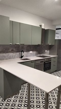 Reforma integral en Barcelona: cocina con muebles verdes