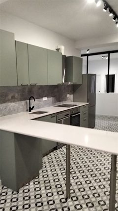Reforma integral en Barcelona: cocina, vista amplia