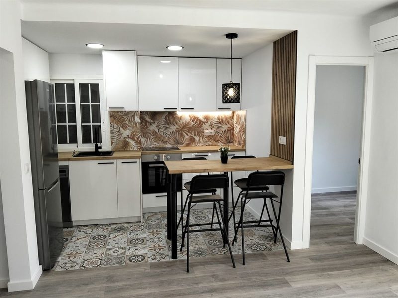 Cocina reformada en una reforma integral de vivienda en Barcelona